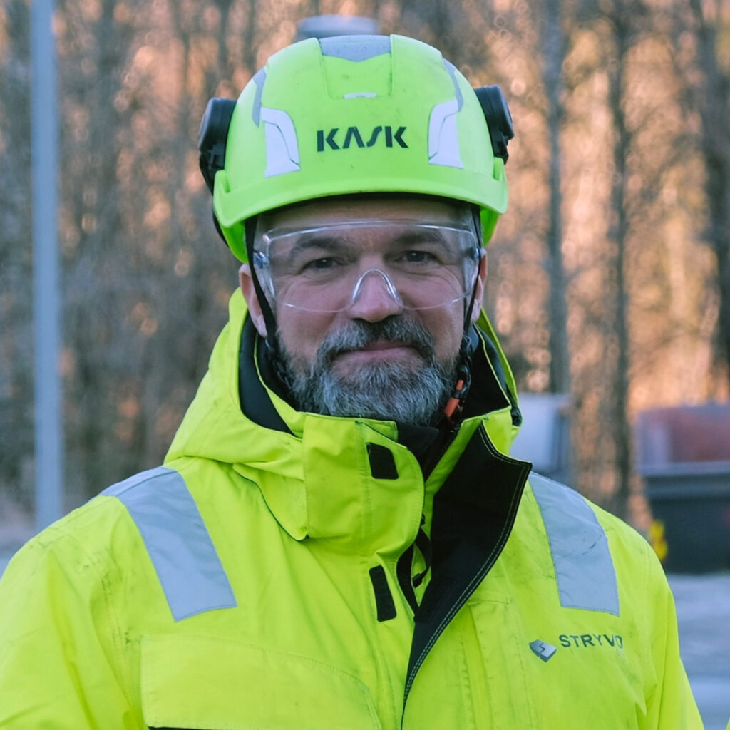 Smilende mann i klær fra Stryvo, kvadratisk bilde