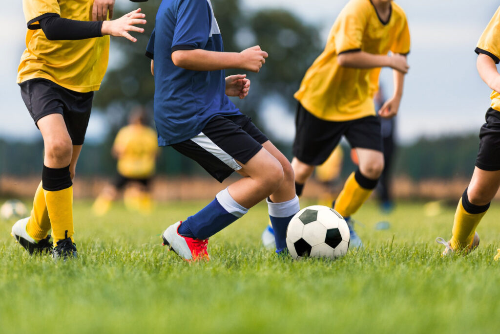 Bilde av et lag som spiller fotball